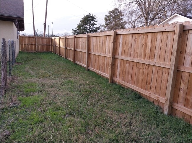 Building Photo - 608 Mayflower Ln