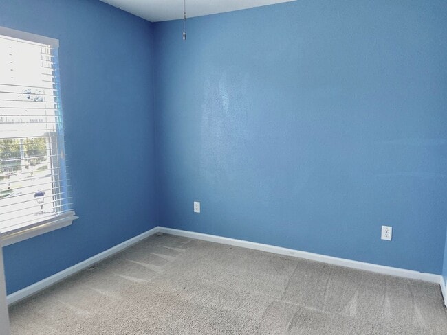 Building Photo - 4BD/3.5BA Gorgeous End Unit Townhouse with...