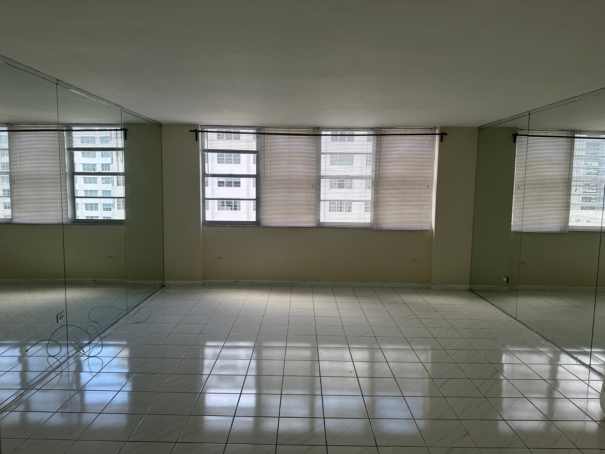 Building Photo - 999 Brickell Bay Dr