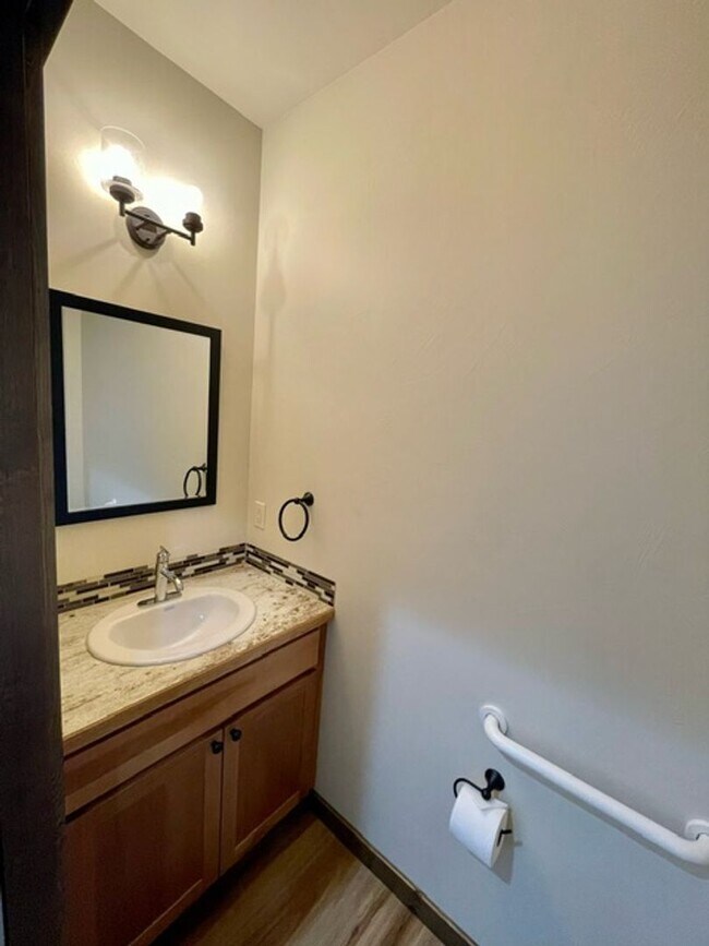 Building Photo - Townhouse - 3 Bedrooms 2 1/2 Bathrooms