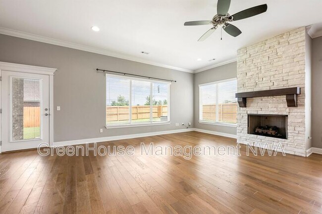 Building Photo - 3702 SW Mistletoe Ave