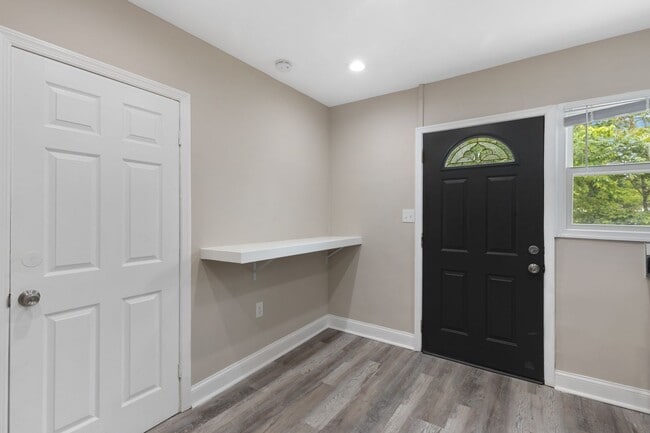 Building Photo - Newly Renovated 4-Bedroom Townhome for Rent