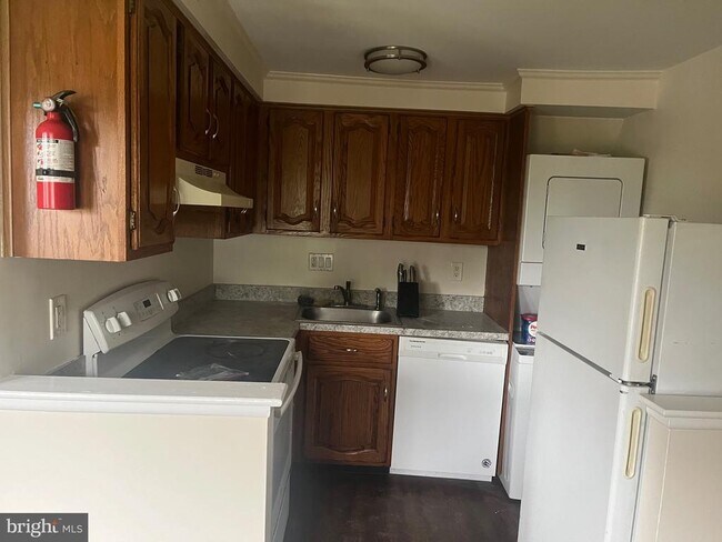 Building Photo - 250 Tanglewood Ln