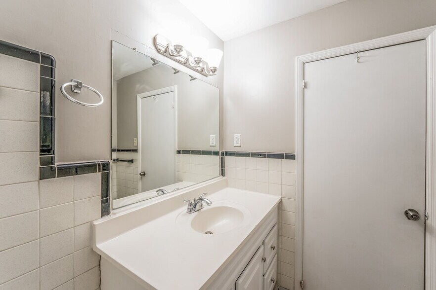 Building Photo - 9813 Redcliff Rd