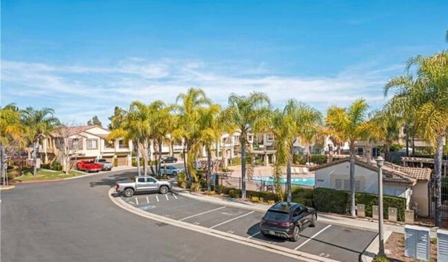Building Photo - Updated Spacious 2 Bedroom Condo with attached garage in West Murrieta