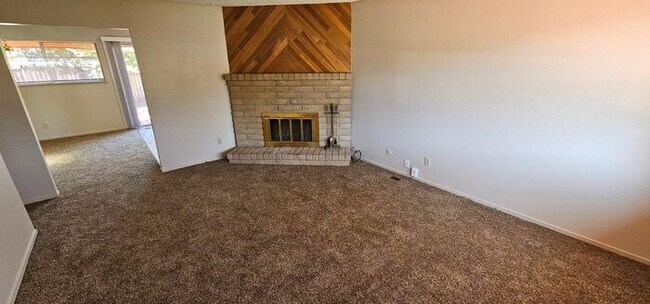Building Photo - For Rent 3 bedroom 2 bath 2 car garage, Mi...