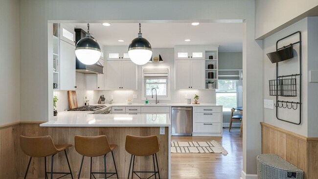 Building Photo - Modern Remodeled 4 Bedroom Rental Home in Brentwood