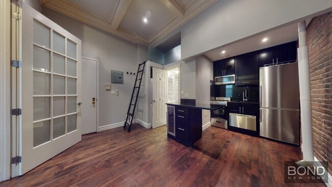 Primary Photo - 350 W 21st St