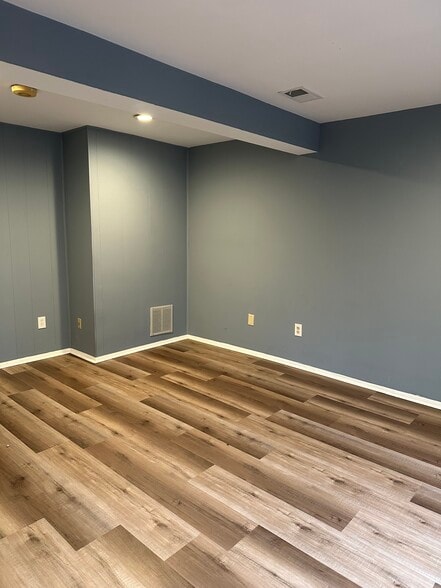 Building Photo - 8018 Grandview Ct