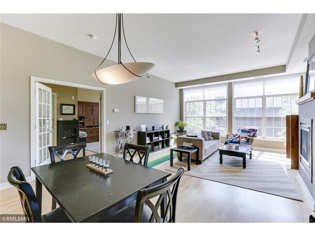 Building Photo - 851 River Mews Ct