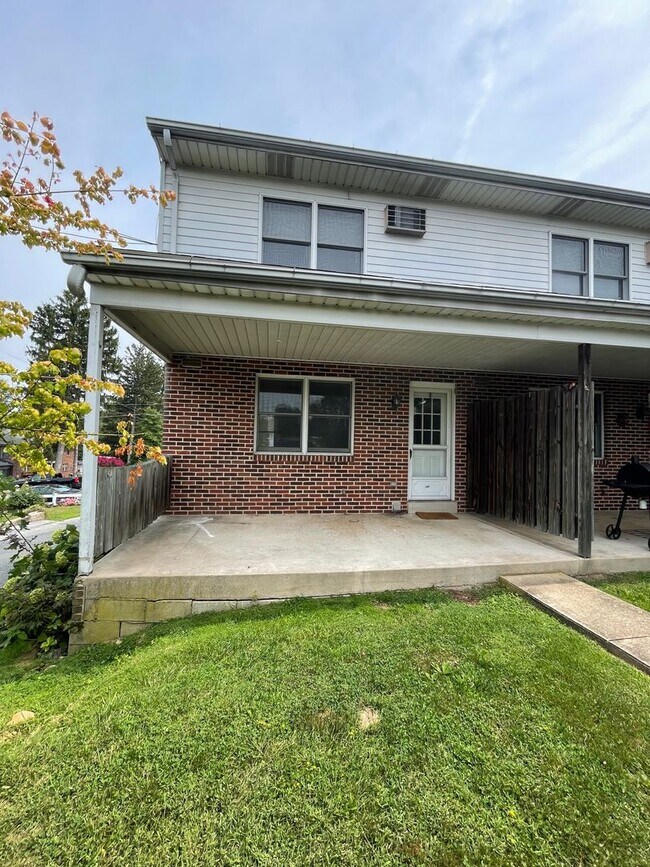 Building Photo - 550 S Hanover St