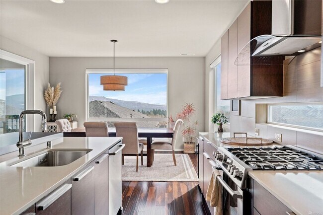 Building Photo - Beautiful 4 bed/2.5 bath dream home in Mon...