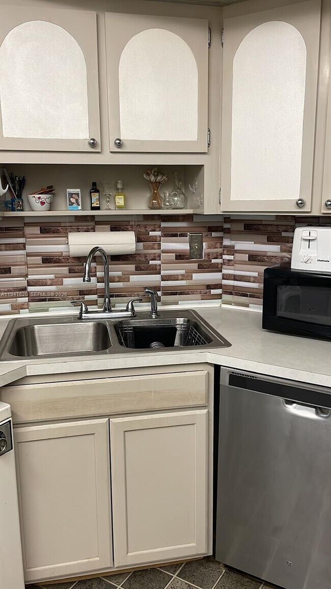 Building Photo - 4020 Galt Ocean Dr