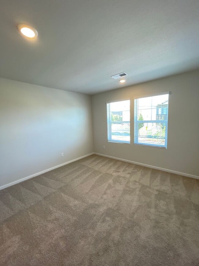 Building Photo - Town Home in NW Redmond's Canyon Ridge