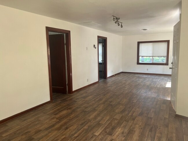 Building Photo - Spacious 2 Bed/ 1 Bath House For Rent!