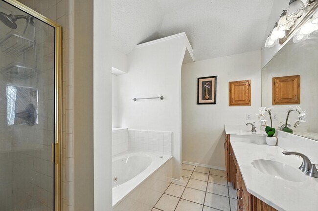 Building Photo - 2711 Primrose Ln