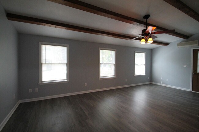 Building Photo - 806 Beech Dr