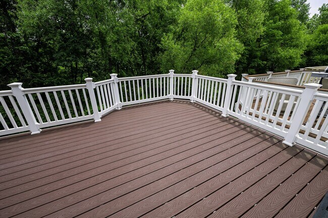 Building Photo - Tower Oaks First-Time Townhome in Rockville is Move-in Ready!