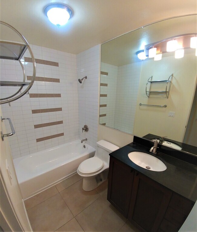 Building Photo - 3520 Lebon Dr