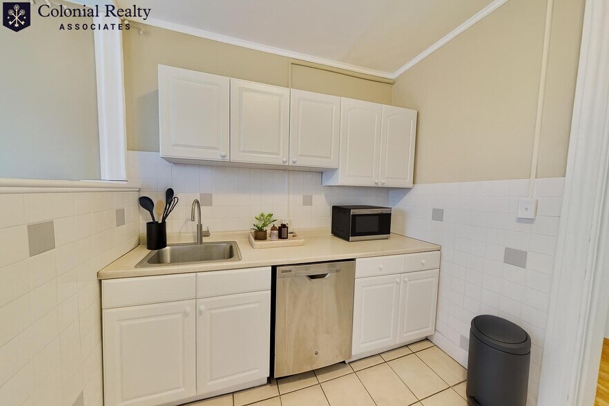 Building Photo - 72 Egmont St