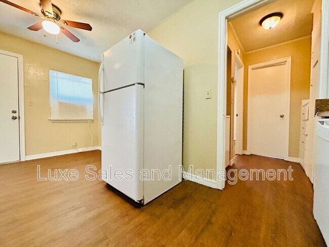 Building Photo - 421 E Showalter Dr