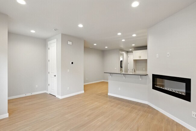Building Photo - Brand New Townhome in Pleasant Valley Vill...