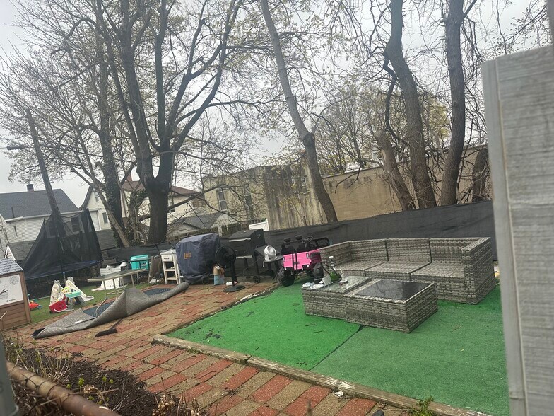 Building Photo - 21 Drake Ave