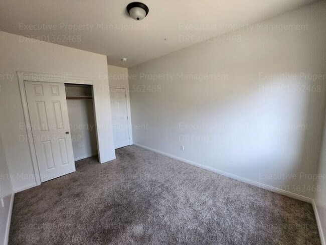 Building Photo - 3 bedroom/ 2 bathroom home located in a cu...