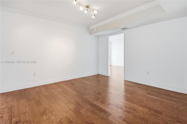 Building Photo - 1800 N Bayshore Dr