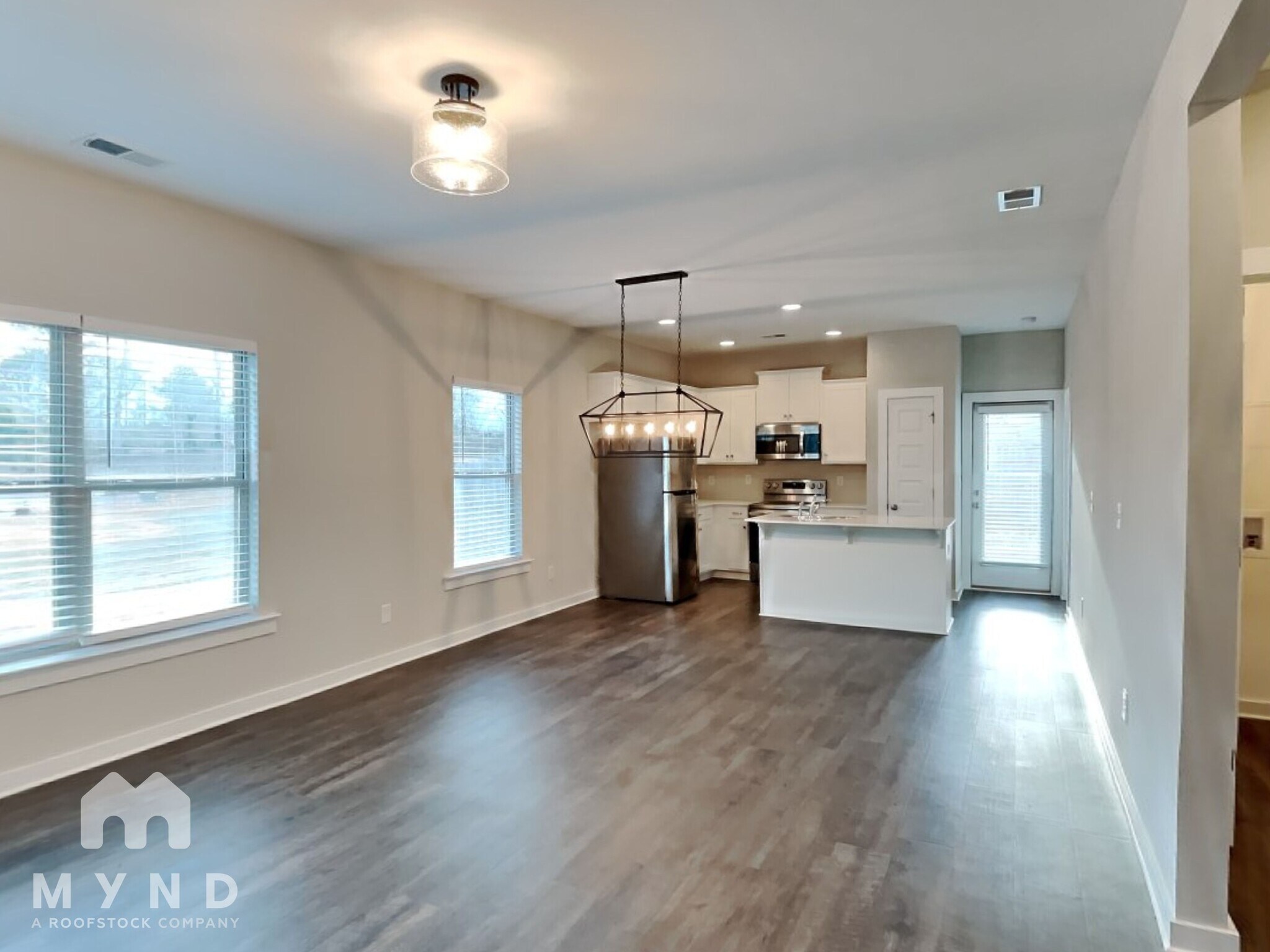 Building Photo - 176 Park Dr N