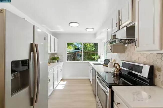 Building Photo - 208 Siskiyou Ct