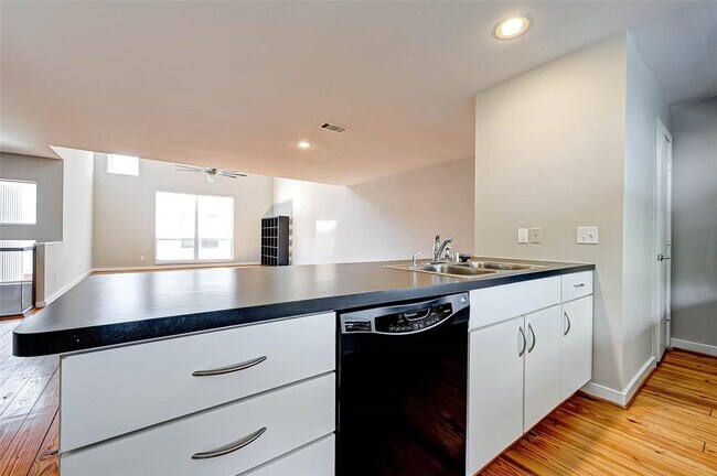 Building Photo - 6925 Yellowstone Way Dr