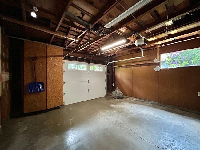 Building Photo - Tranquil Environment: 3 Bed, 1 Bath House
