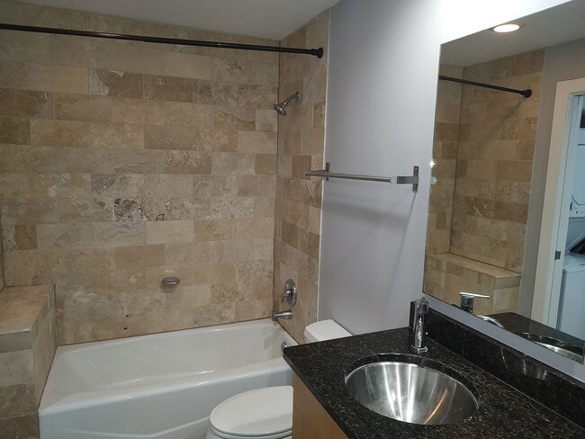 Building Photo - Cute condo on E6th in the center of everyt...