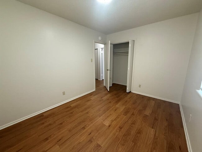 Building Photo - 2805 Ashdale Dr