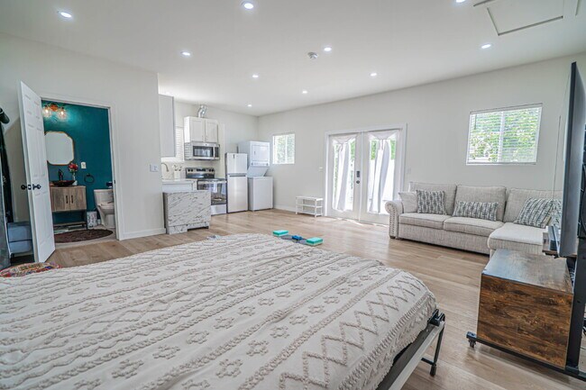 Building Photo - Beautifully Remodeled Home Move-In Ready!