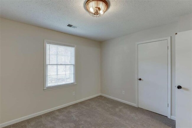 Building Photo - 1755 Straw Valley Rd