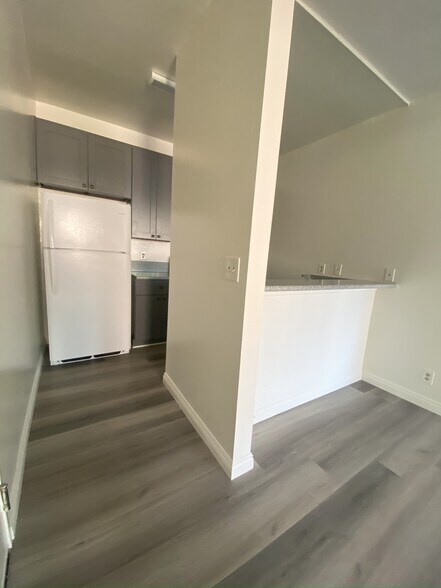 Building Photo - 1220 N Las Palmas Ave