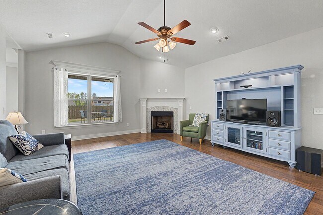 Building Photo - 4 bedroom 2 bath Praire Grove Home! Upgrades Galore!