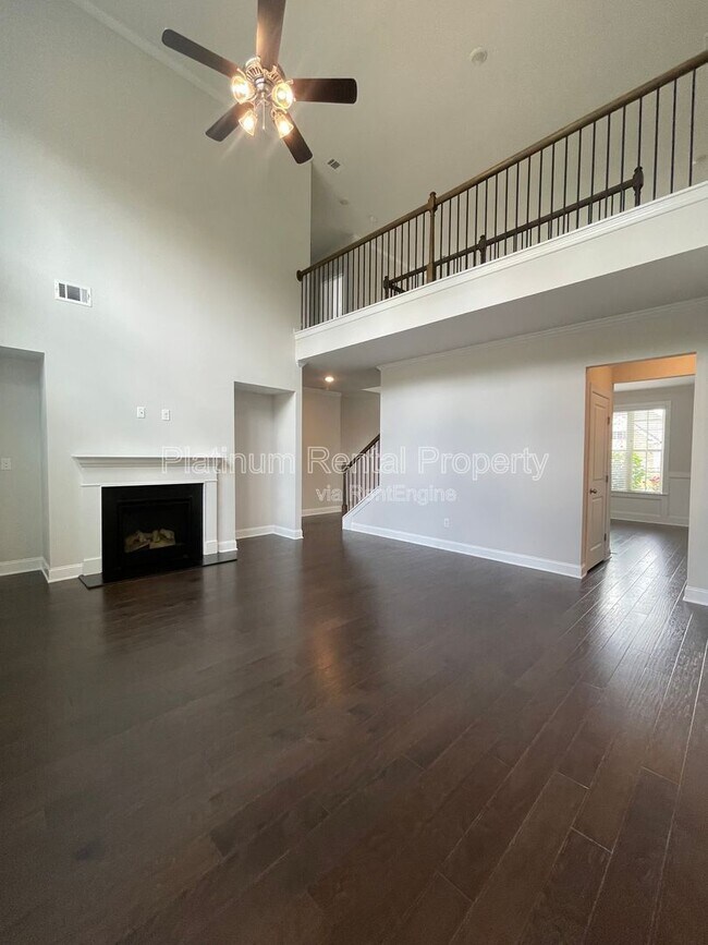 Building Photo - 1825 Dahlia Dr