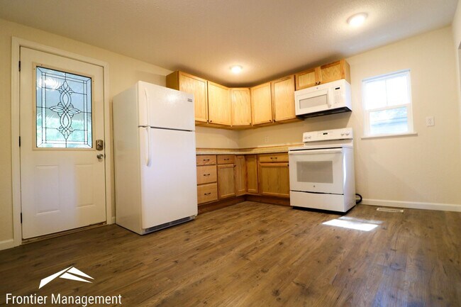 Building Photo - Recently Remodeled 3 Bedroom Farm Style Home!