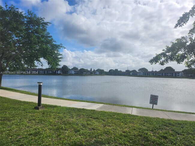 Building Photo - 215 Lake Pointe Dr