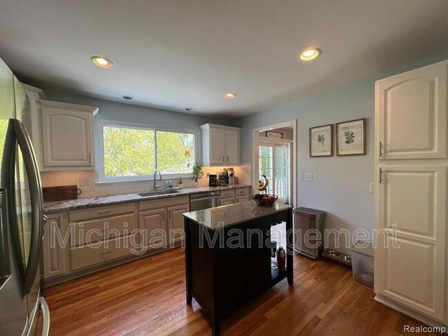 Building Photo - 645 Hidden Ridge Dr