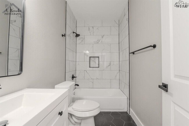 Building Photo - 2130 1/2 Ave H