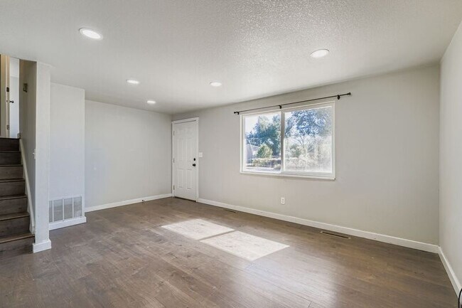 Building Photo - 529 Corte Amino