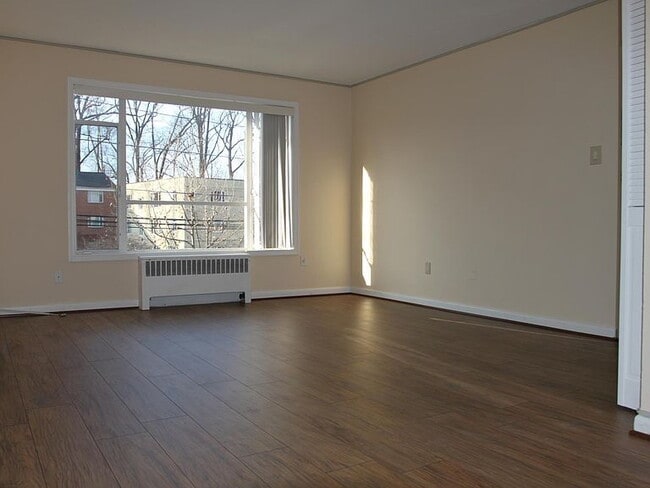 Building Photo - "Charming 2-Bed Retreat in Bethesda with Spacious Living – 842 Sq Ft of Comfort!"