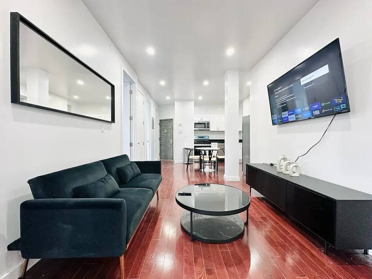 Building Photo - Crown Heights Room, HDTV, 24 min to Manhattan #537