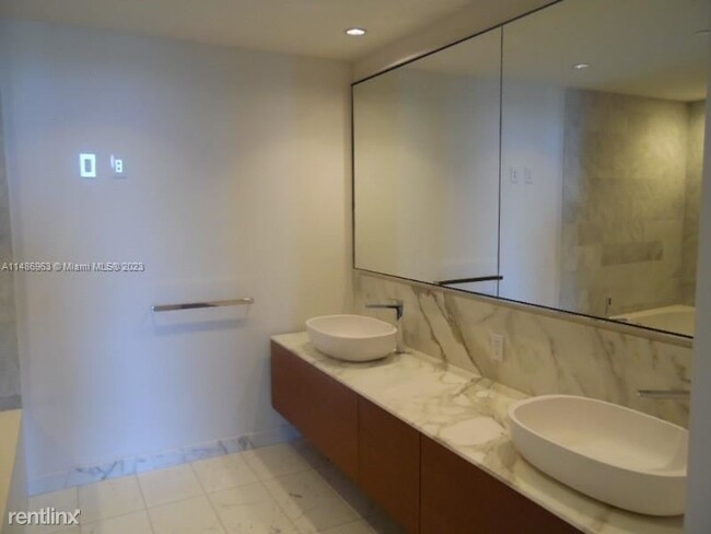 Building Photo - 2 br, 2.5 bath Condo - 10203 Collins Ave U...