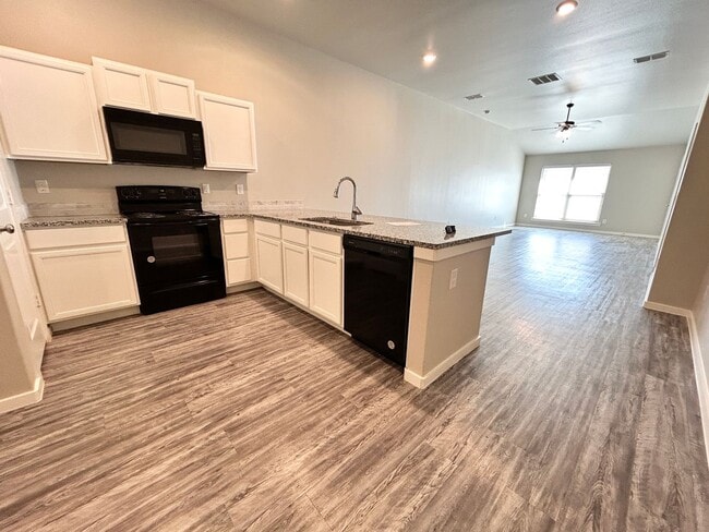 Building Photo - 3 bed 2 bath Duplex Available