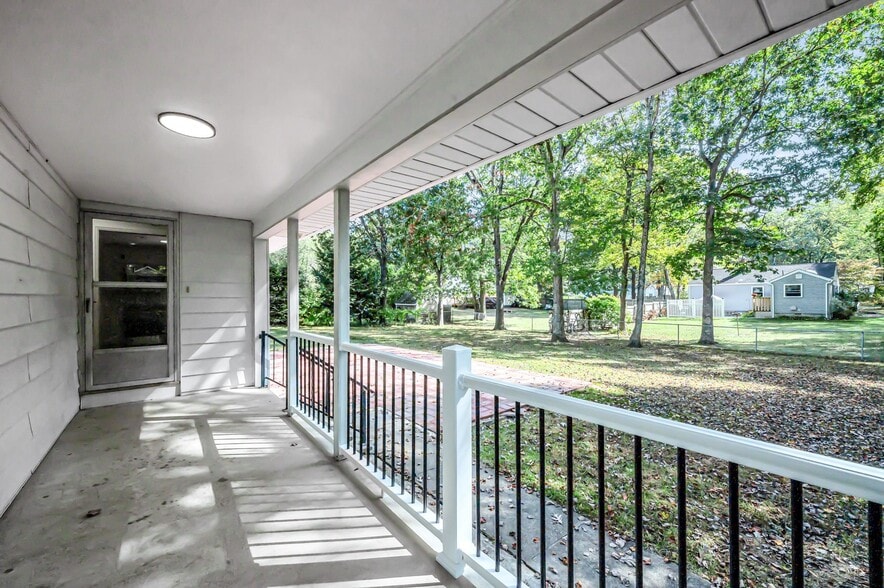 Building Photo - 557 Maple Rd